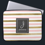 Roze en gouden folie streep Elegant Monogram Laptop Sleeve<br><div class="desc">Roze en Faux Gold Folie Gestreept Elegant Monogram Hoesje. Dit hoesje kan worden aangepast om uw initiaal en volledige naam op te nemen.</div>
