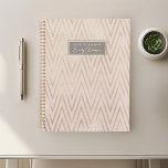 Roze en Gouden Geometrische Patroonplanner Planner<br><div class="desc">Aangepast ontworpen notitieboek van de planner met roze en gouden zigzag geometrische stijlpatronen.</div>