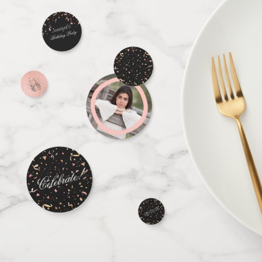 Roze en gouden glitterconfetti op een zwarte achte confetti (Groep)