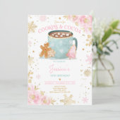 Roze en gouden kerstkoekjes en cacao verjaardag kaart (Staand voorkant)