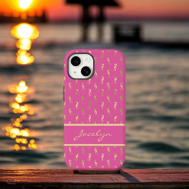 Roze en Gouden Zeepaardjes Patroon met Monogram Case-Mate iPhone 14 Hoesje