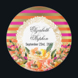 Roze en goudmetaalstrips met Florals Wedding Magneet<br><div class="desc">Een fancy magneet voor je bruiloft met een elegant patroon,  bestaande uit roze,  oranje en faux gouden metalen horizontale strepen. Gelaagd over bovenkant is een lijst met een gouden decoratieve grens met een wit centrum. Roze en oranje waterverven versieren de bodem.</div>