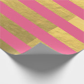 Roze en goudoliesnijpes bedrukt cadeaupapier (Hoek)