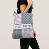 Roze en grijs geruite patchwork gepersonaliseerd T Tote Bag (Dichtbij)