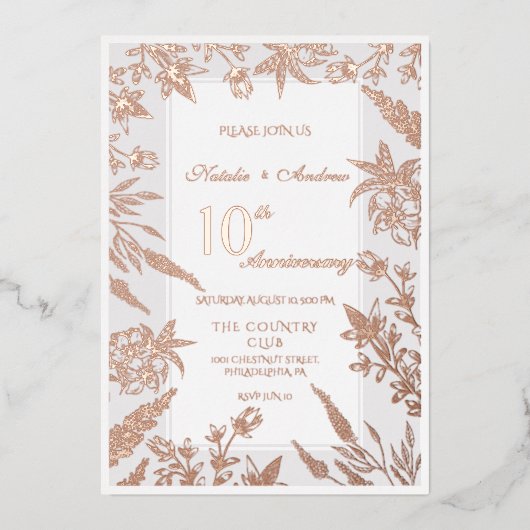 Roze en grijs Wildflower Jubileum Folie Uitnodiging (Voorkant)