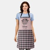 Roze en Grijze Buffel Plaid Keukennaam Schort (Gedragen)