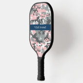 Roze en Grijze Camouflage Jouw naam Personaliseren Pickleball Paddle (Links)