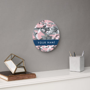 Roze en grijze camouflage personaliseer je naam ronde klok