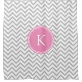 Roze en grijze Chevron Stripes monogrammen Douchegordijn (Voorkant)