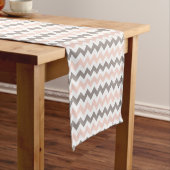 Roze en grijze Chevron Table Runner Korte Tafelloper (Voorbeeld)