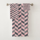 Roze en grijze gepatterde herringbone bad handdoek (Insitu)