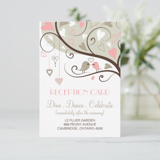 Roze en grijze liefdesvogels bruiloftsontvangstkaa kaart (Staand voorkant)