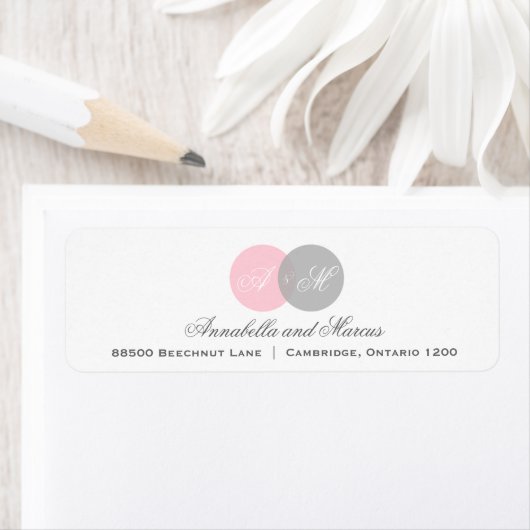 Roze en grijze monogram etiket (Insitu)