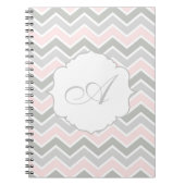 Roze en grijze zigzag Chevron Monogram Notitieboek (Voorkant)