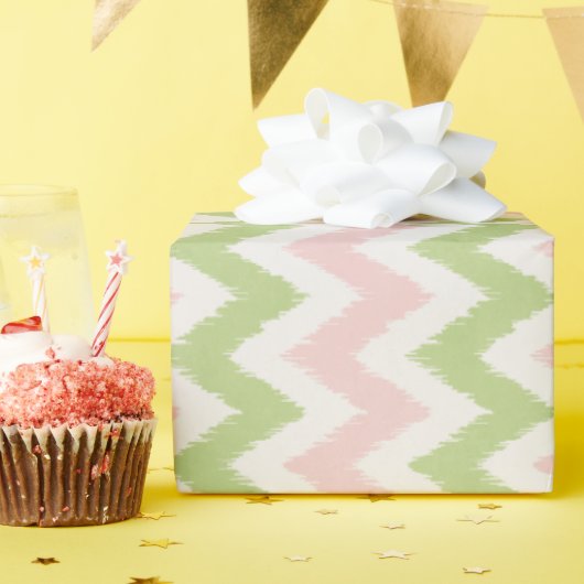 Roze en groen geometrisch chevron-patroon cadeaupapier (Verjaardagsfeest)