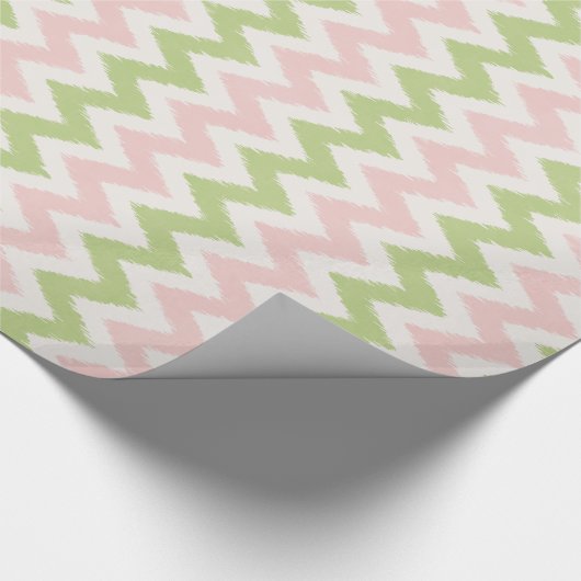 Roze en groen geometrisch chevron-patroon cadeaupapier (Hoek)