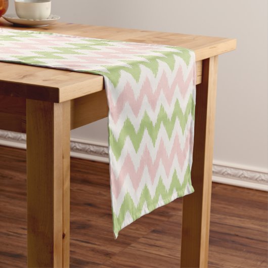 Roze en groen geometrisch chevron-patroon korte tafelloper (Voorbeeld)