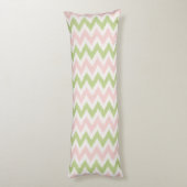 Roze en groen geometrisch chevron-patroon lichaamskussen (Achterkant (Verticaal))