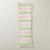 Roze en groen geometrisch chevron-patroon lichaamskussen (Voorkant Verticaal)