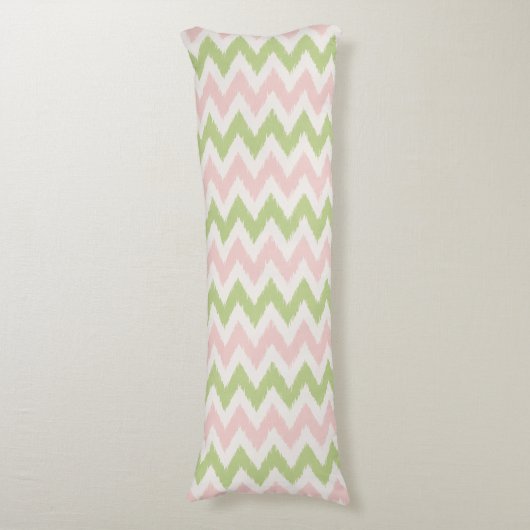 Roze en groen geometrisch chevron-patroon lichaamskussen (Voorkant Verticaal)