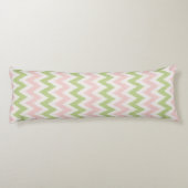 Roze en groen geometrisch chevron-patroon lichaamskussen (Achterkant)