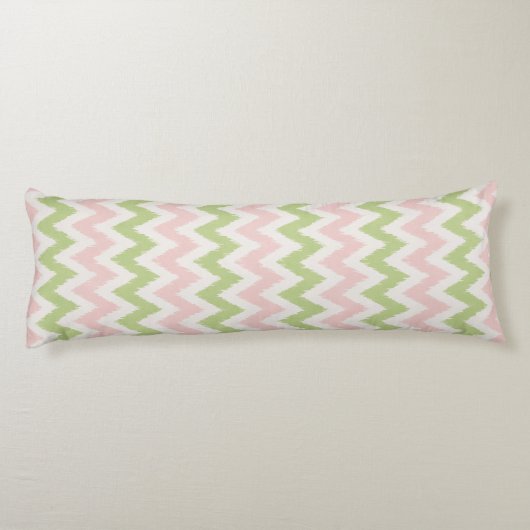 Roze en groen geometrisch chevron-patroon lichaamskussen (Achterkant)