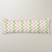 Roze en groen geometrisch chevron-patroon lichaamskussen (Voorkant)