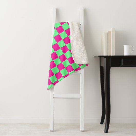 Roze en groen geruit drukwerk sherpa deken (In situ)
