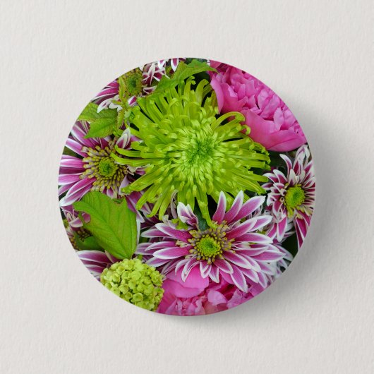 Roze en groene bloembouquet ronde button 5,7 cm (Voorkant)