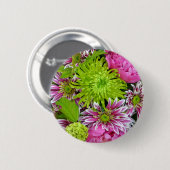 Roze en groene bloembouquet ronde button 5,7 cm (Voorkant /achterkant)