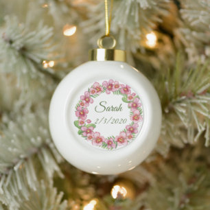 Roze en groene bloemenkrans gepersonaliseerd keramische bal ornament