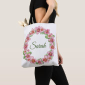 Roze en groene bloemenkrans gepersonaliseerd tote bag (Dichtbij)