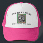 Roze en groene bruidsmeisjes QR-betaling Trucker Pet<br><div class="desc">Een veel veiligere manier om vreemden, vrienden of familie de bruid een drankje te laten geven op haar vrijgezellenfeest, deze leuke pet met vrachtwagenchauffeursthema heeft bewerkbare tekst en een scanbare QR-code met een aangepaste betaaloptie. Een stijlvol kader van roze en groen is een opvallende en leuke extraatje voor elk meisjesuitje....</div>