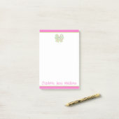 Roze en groene gestreepte strik persoonlijk post-it® notes (Op bureau)