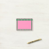 Roze en groene handgetekende gestreepte vrolijke post-it® notes (Op bureau)