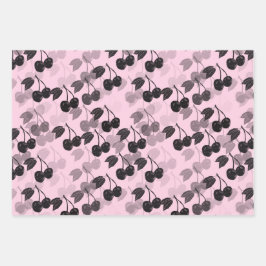 Roze en groene kersen op inpakpapier vel