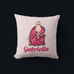 Roze en groene kikkervismonogram G van het Kind Kussen<br><div class="desc">Onze schattige roze en bruine giraffe met de letter "G"-monogram wordt gemaakt in zoete roze giraf prints om van deze gepersonaliseerde kussen de perfecte aanvulling te maken op elke kinderkamer of kinderkamer. De achterdruk op de kussen komt overeen met de diepere girafdruk van de letter G op de voorkant van...</div>