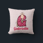 Roze en groene kikkervismonogram G van het Kind Kussen<br><div class="desc">Onze schattige roze en bruine giraffe met de letter "G"-monogram wordt gemaakt in zoete roze giraf prints om van deze gepersonaliseerde kussen de perfecte aanvulling te maken op elke kinderkamer of kinderkamer. De achterdruk op de kussen komt overeen met de diepere girafdruk van de letter G op de voorkant van...</div>