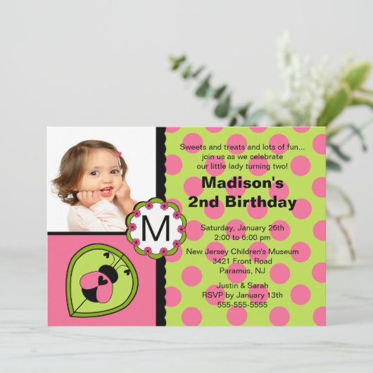 Roze en groene Ladybug Foto Birthday Invitation Kaart (Staand voorkant)