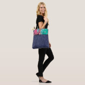 Roze en groene marmer en denim tote bag (Op model)