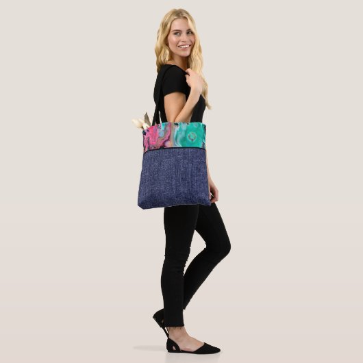 Roze en groene marmer en denim tote bag (Op model)