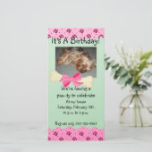 Roze en groene pagina Afdrukdag uitnodiging (Staand voorkant)