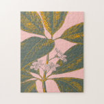 Roze en groene palmrond Botanische tekening Legpuzzel<br><div class="desc">Ontsnap naar de tropen met deze prachtige Floral Illustration Jigsaw Puzzle met een bananenpalmblad op een blozend roze achtergrond. De levendige groene en gele tinten brengen een vleugje natuur in je huis,  waardoor puzzeltijd een serene en ontspannen ervaring wordt. Ideaal voor zowel natuur liefhebbers als puzzel liefhebbers.</div>