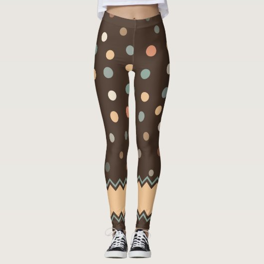 Roze en groene pasta poka dots op bruin leggings (Voorkant)
