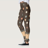Roze en groene pasta poka dots op bruin leggings (Links)