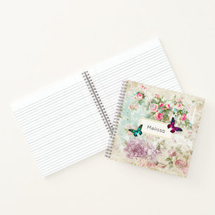 Roze en groene vlinders op sjofele vintage rozen notitieboek