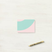 Roze en groene zwenken post-it® notes (Op bureau)