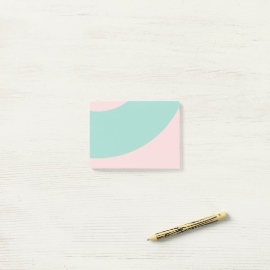 Roze en groene zwenken post-it® notes (Op bureau)