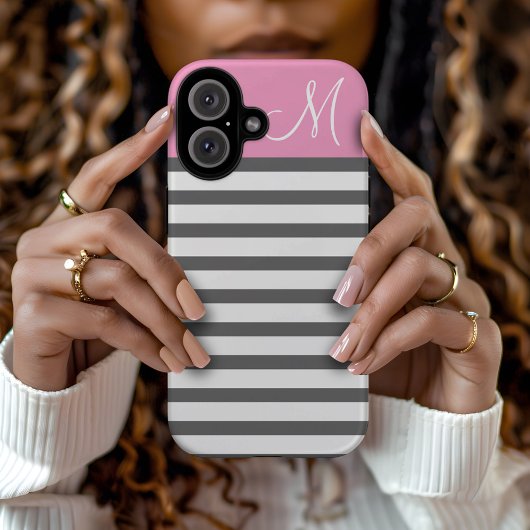 Roze en Houtskool Preppy Strepen Monogram iPhone 16 Hoesje