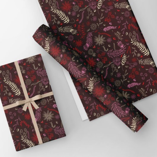 Roze en ivoorkleurige bloemmotieven in marmerrood. inpakpapier vel